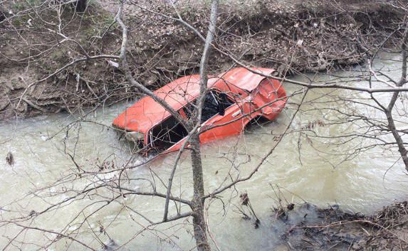 Под Севастополем автомобиль улетел в реку — фото
